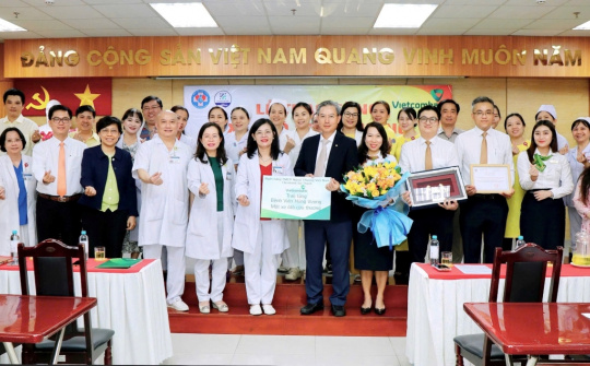 Vietcombank Sài Thành trao tặng xe ô tô cứu thương trị giá 1 tỷ đồng