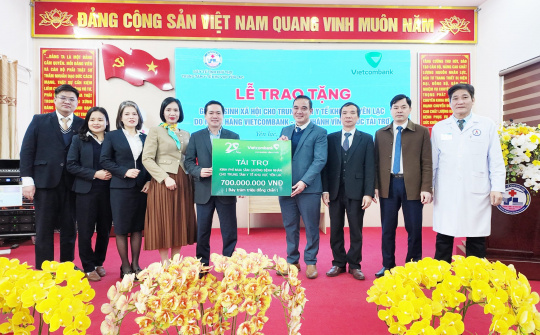 Vietcombank Vĩnh Phúc trao tặng 700 triệu đồng an sinh xã hội tại Phú Thọ