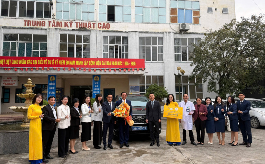 PVcomBank trao tặng xe ô tô phục vụ y tế cho Bệnh viện Đa khoa Hoài Đức và Bệnh viện Đa khoa Vân Đình