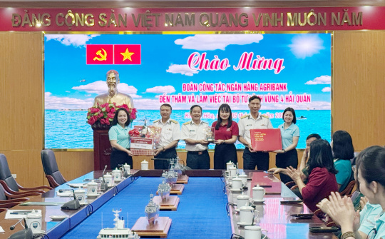 Agribank thăm, tặng quà cán bộ, chiến sĩ Vùng 4 Hải quân dịp Tết 2026