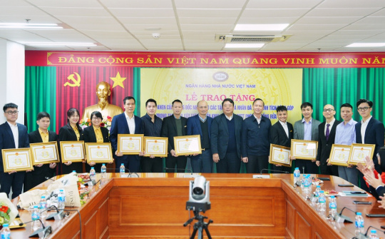 Khen thưởng thành tích đột xuất trong triển khai hệ thống CNTT phòng, chống rửa tiền