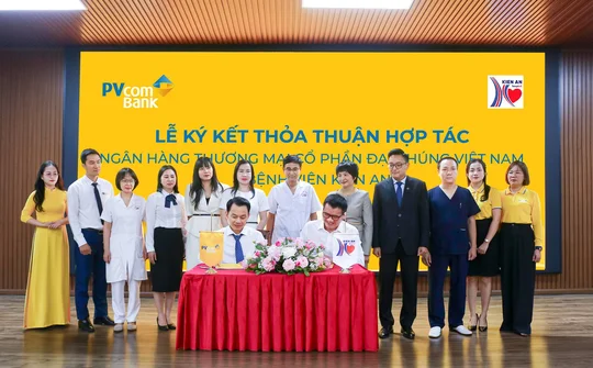 PVcomBank ký thỏa thuận hợp tác với Bệnh viện Kiến An, trao tặng xe ô tô Phòng khám lưu động