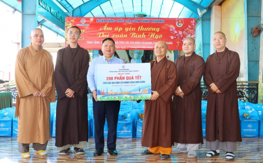 SaiGonBank trao 200 phần quà Tết cho các gia đình khó khăn