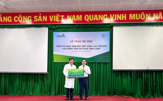 Vietcombank Vĩnh Long tài trợ kinh phí mua máy đốt sóng cao tần RFA trị giá gần 2 tỷ đồng cho Bệnh viện Đa khoa Vĩnh Long