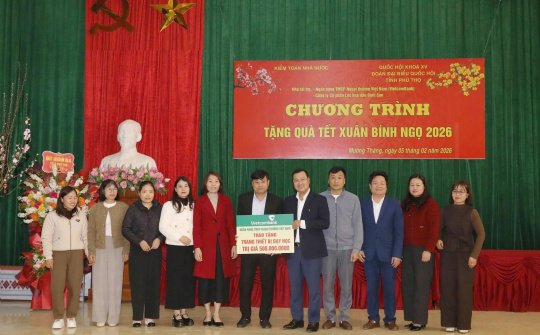 Vietcombank trao 1 tỷ đồng hỗ trợ giáo dục và xây nhà đại đoàn kết tại Phú Thọ