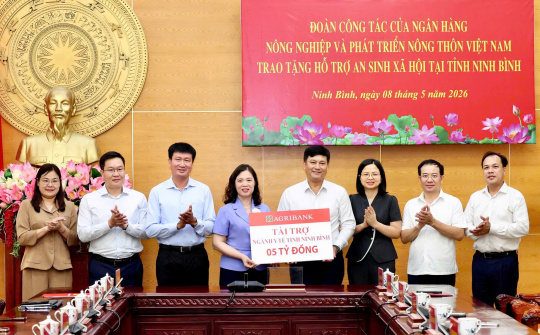 Agribank trao tặng 5 tỷ đồng an sinh xã hội tại Ninh Bình