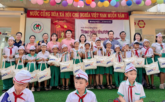 Shinhan Finance lan tỏa yêu thương đến học sinh An Giang và Quảng Ngãi