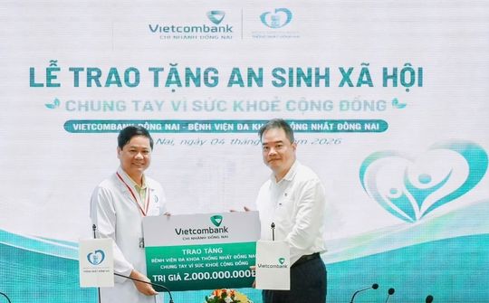 Vietcombank Đồng Nai trao tặng 2 tỷ đồng hỗ trợ Bệnh viện Đa khoa Thống Nhất Đồng Nai