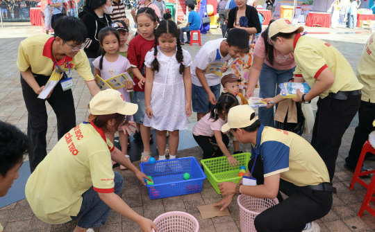 Agribank lan tỏa lối sống xanh qua chương trình “Đổi rác lấy quà”