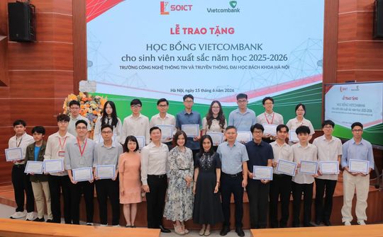 Vietcombank trao 200 triệu đồng học bổng cho sinh viên Đại học Bách khoa Hà Nội