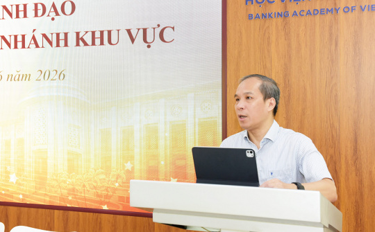 Phó Thống đốc Thường trực Đoàn Thái Sơn chia sẻ kinh nghiệm công tác pháp chế tại Lớp bồi dưỡng Lãnh đạo NHNN chi nhánh khu vực