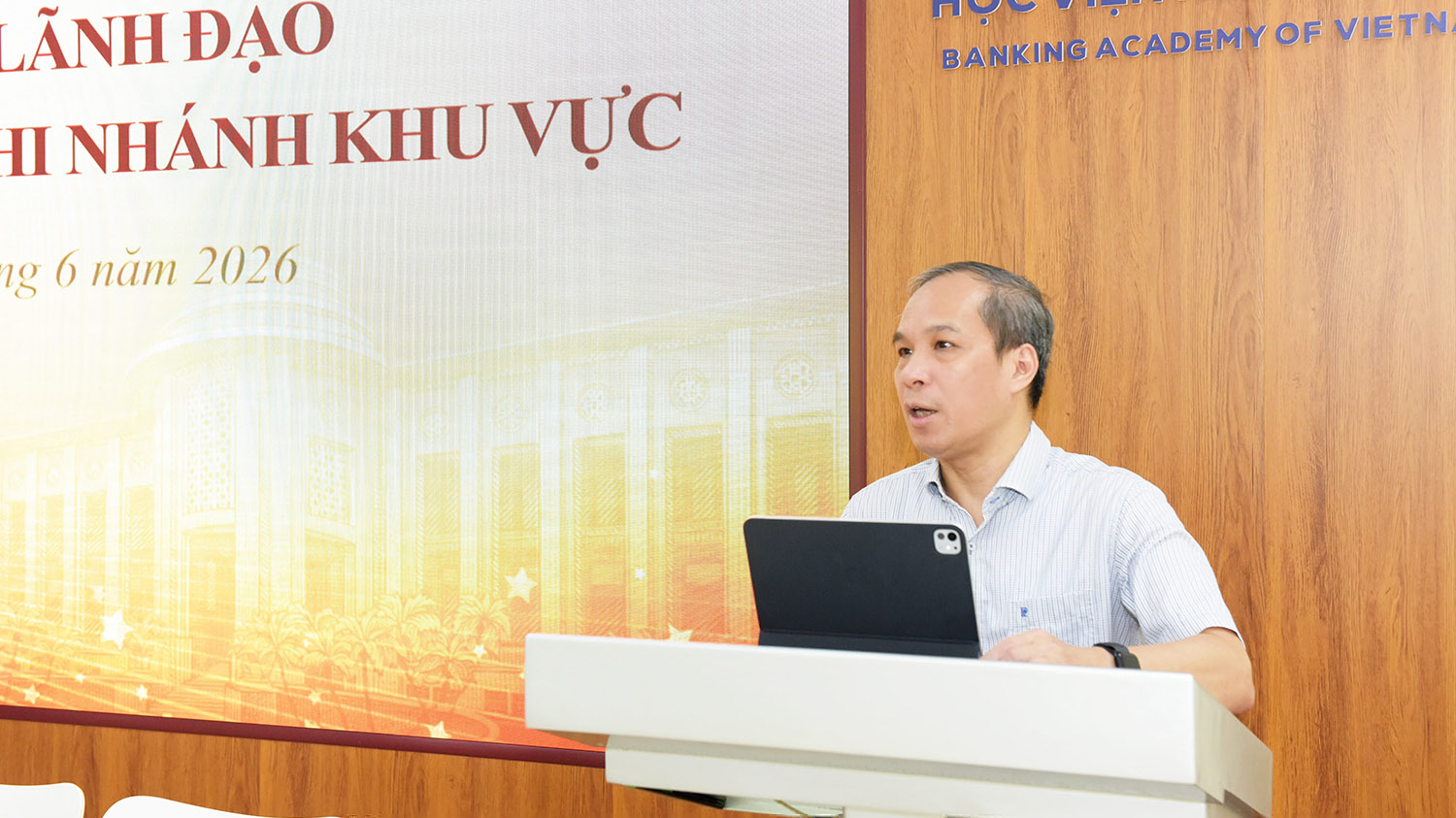 Phó Thống đốc Thường trực Đoàn Thái Sơn chia sẻ kinh nghiệm công tác pháp chế tại Lớp bồi dưỡng Lãnh đạo NHNN chi nhánh khu vực