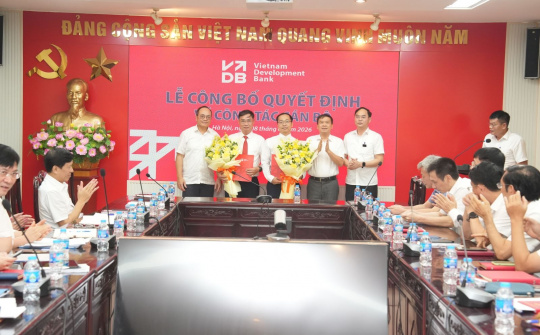 VDB công bố và trao các quyết định về công tác cán bộ