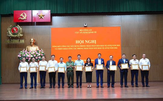 Cơ quan Thường trực VNBA và nhiều ngân hàng hội viên vinh dự nhận Giấy khen của Cục An ninh kinh tế