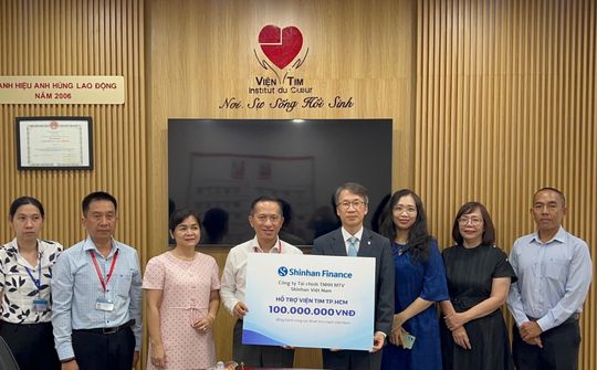 Shinhan Finance trao tặng 100 triệu đồng, đồng hành cùng Quỹ mổ tim tại Viện Tim TP.HCM