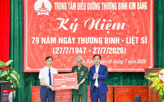 Agribank tham gia đoàn công tác của Thủ tướng Lê Minh Hưng đến thăm và tặng quà thương, bệnh binh tại Ninh Bình