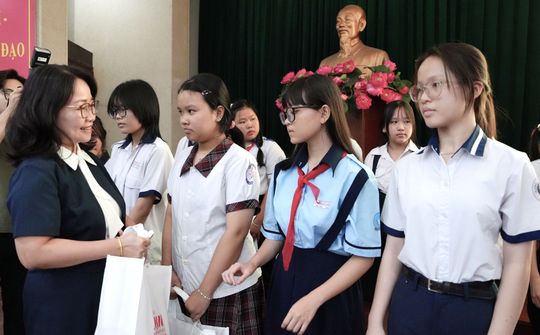 VietinBank đồng hành trao học bổng “Nữ sinh hiếu học vượt khó”