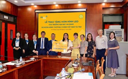 PVcomBank tài trợ hơn 280 triệu đồng, đồng hành chuyển đổi số cùng Trường Đại học An Giang