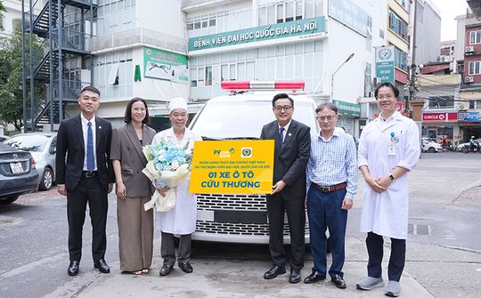 PVcomBank trao tặng xe cứu thương cho Bệnh viện Đại học Quốc gia Hà Nội