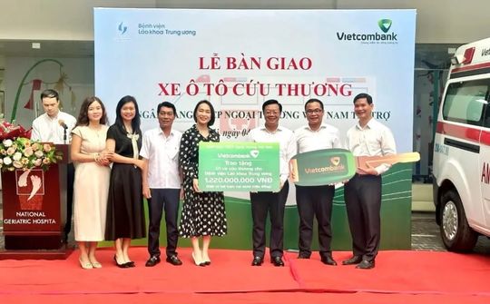 Vietcombank tặng xe cứu thương cho Bệnh viện Lão khoa Trung ương
