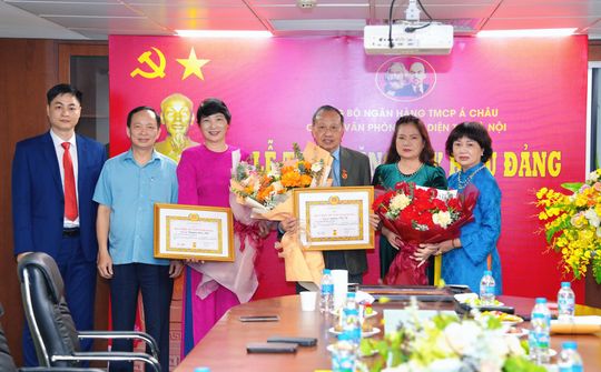 Trao Huy hiệu 50 năm, 35 năm tuổi Đảng cho hai đảng viên Chi bộ Văn phòng Đại diện ACB tại Hà Nội