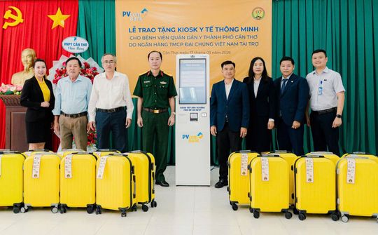 PVcomBank trao tặng Kiosk y tế thông minh cho Bệnh viện Quân dân Y Thành phố Cần Thơ