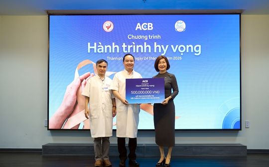 ACB trao 500 triệu đồng hỗ trợ bệnh nhi tại Bệnh viện Trung ương Huế dịp Tết Trung thu