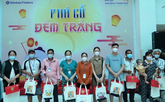Shinhan Finance trao hơn 300 phần quà Trung thu cho trẻ em có hoàn cảnh khó khăn