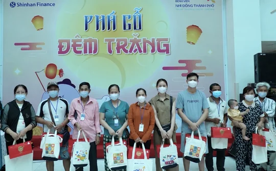 Shinhan Finance trao hơn 300 phần quà Trung thu cho trẻ em có hoàn cảnh khó khăn