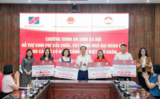 Agribank trao 1 tỷ đồng hỗ trợ xây dựng Nhà Đại đoàn kết tại Hà Nội