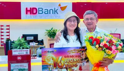 Nữ khách hàng gửi tiết kiệm ở HDBank Kiên Giang trúng thưởng 16 lượng vàng SJC