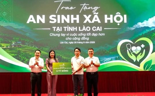 Vietcombank trao 5 tỷ đồng hỗ trợ an sinh xã hội tại Lào Cai