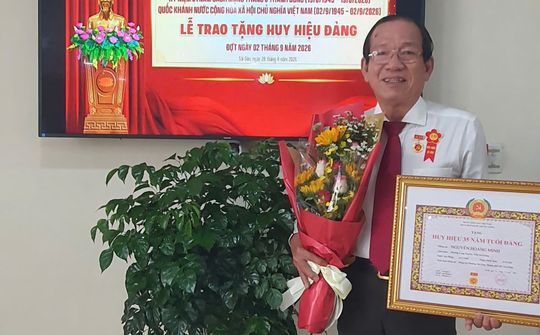 Đồng chí Nguyễn Hoàng Minh, Trưởng VPĐD Hiệp hội Ngân hàng Việt Nam nhận Huy hiệu 35 năm tuổi Đảng