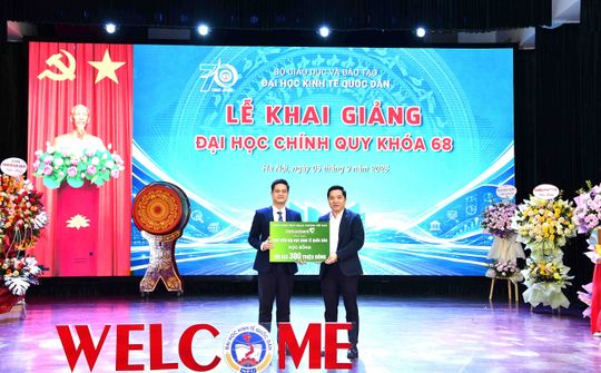 Vietcombank trao tặng học bổng cho sinh viên Đại học Kinh tế Quốc dân