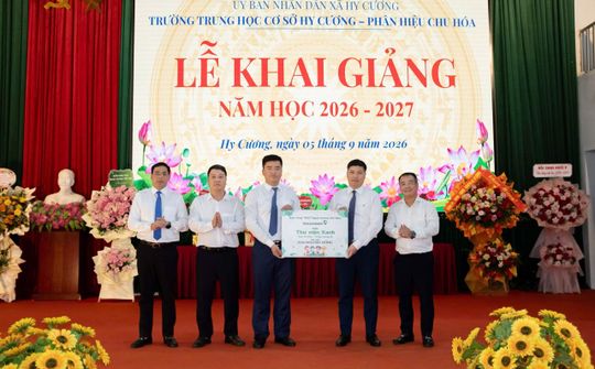 Vietcombank trao tặng Thư viện xanh và học bổng “Cùng em tiến bước” tại Phú Thọ