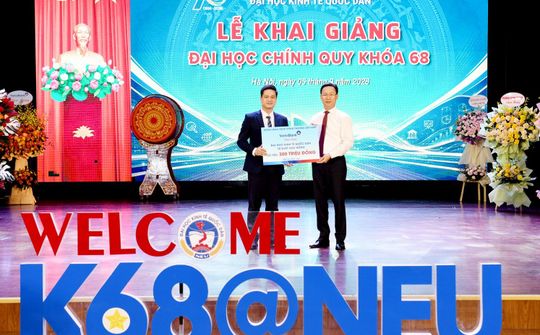 VietinBank trao tặng học bổng cho sinh viên Đại học Kinh tế Quốc dân