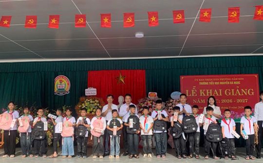 Shinhan Finance trao gần 100 phần quà cho học sinh khó khăn nhân năm học mới