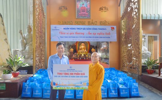 SaiGonBank trao 200 phần quà cho các gia đình khó khăn tại xã Tân Nhựt, TP.HCM