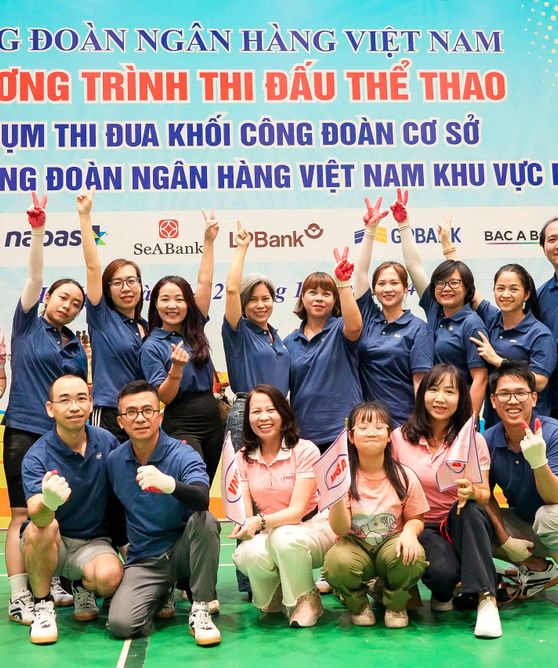 Các vận động viên đội kéo co và các cổ động viên Công đoàn cơ sở CQTT Hiệp hội Ngân hàng