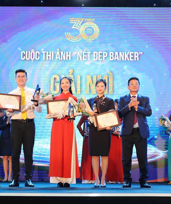 Bà Nguyễn Khánh Chi, Phó Chủ tịch Thường trực Công đoàn ngân hàng Việt Nam và ông Nguyễn Quốc Hùng, Trưởng BTC cuộc thi trao giải cho các đơn vị đạt giải Nhì cuộc thi Nét đẹp Banker
