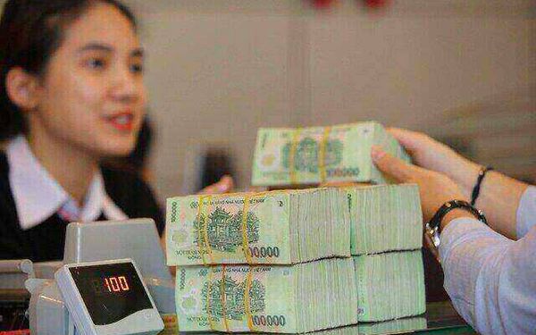Tiền gửi dân cư tăng mạnh bất chấp lãi suất giảm