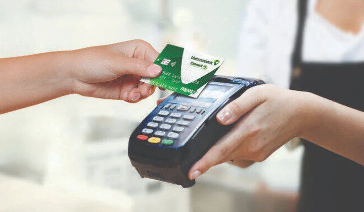 Vietcombank miễn phí chuyển đổi thẻ từ sang thẻ chip contactless