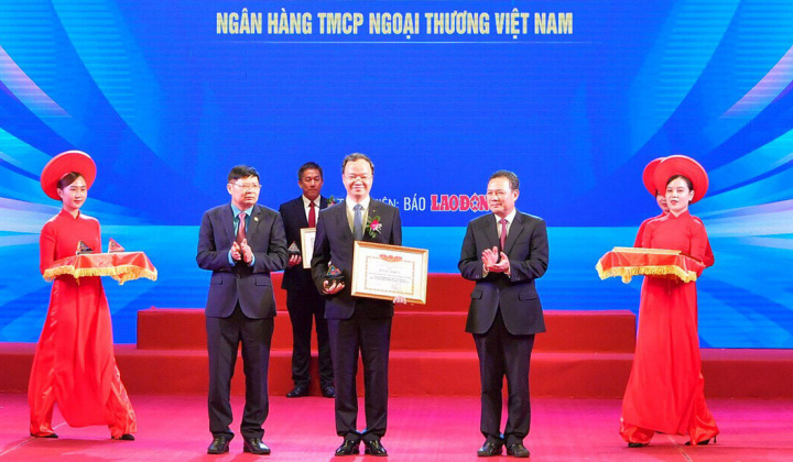 Vietcombank lần thứ tư liên tiếp được tặng bằng khen “Doanh nghiệp tiêu biểu vì người lao động”