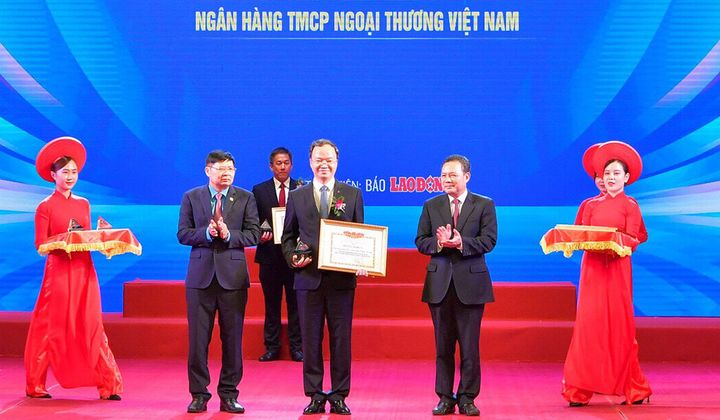 Vietcombank lần thứ tư liên tiếp được tặng bằng khen “Doanh nghiệp tiêu biểu vì người lao động”