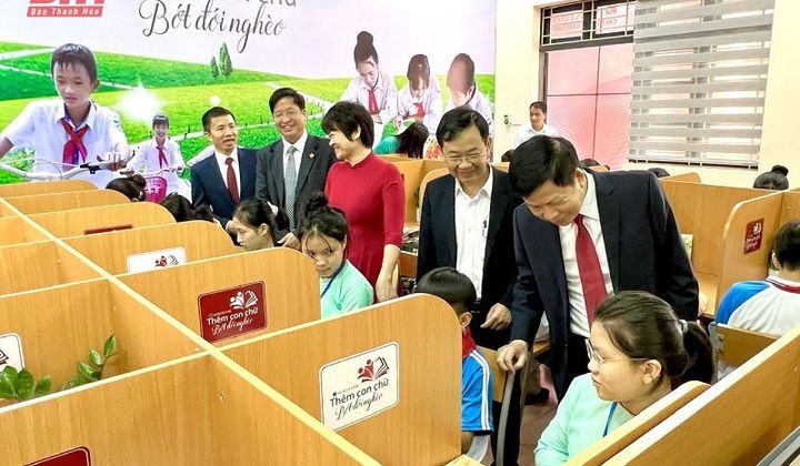 Agribank Nam Thanh Hóa và ABIC Thanh Hóa tặng tủ sách, thiết bị học tập cho Trường THCS Thường Xuân