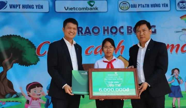 Vietcombank tặng học bổng chung tay cùng các em học sinh nghèo