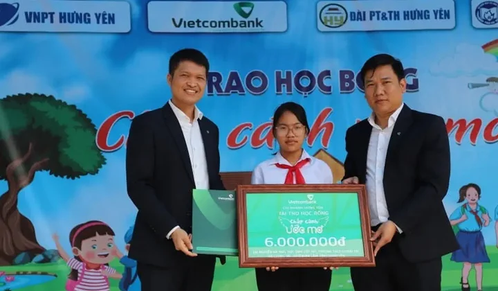Vietcombank tặng học bổng chung tay cùng các em học sinh nghèo