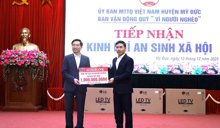 Ngân hàng Agribank tặng 1,2 tỷ đồng cho các hộ nghèo, hộ khó khăn tại huyện Mỹ Đức