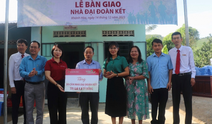 Agribank trao tặng nhà đại đoàn kết cho các hộ gia đình khó khăn tại Khánh Hòa