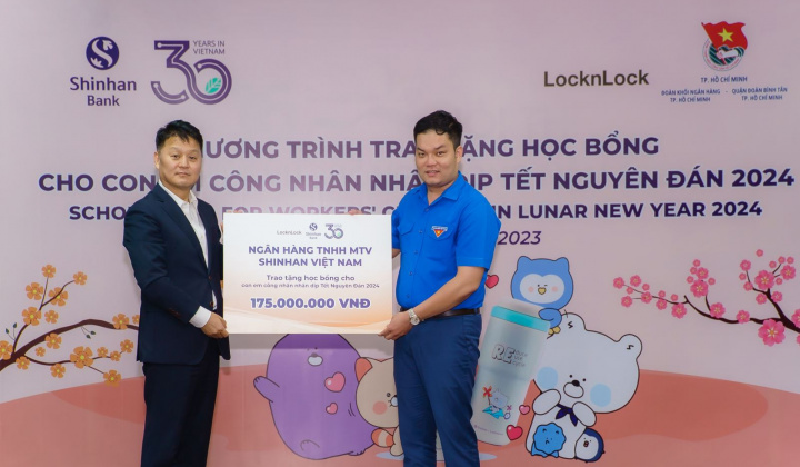 Shinhan Việt Nam tặng học bổng cho học sinh nghèo vượt khó